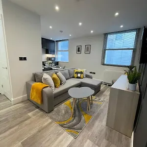 Clock Tower Retreat - - Seaside And Shops Apartment